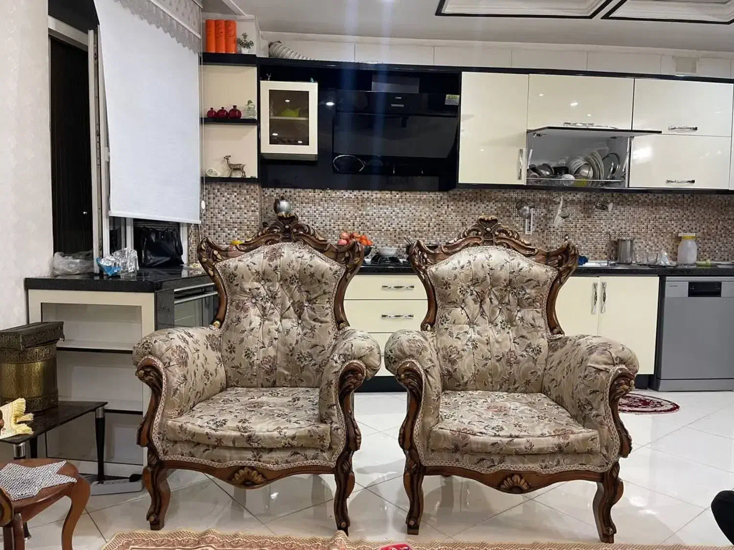 یکدست مبل سلطنتی ۹نفره کارکرده|مبلمان خانگی و میز عسلی|ری, فیروزآبادی|دیوار