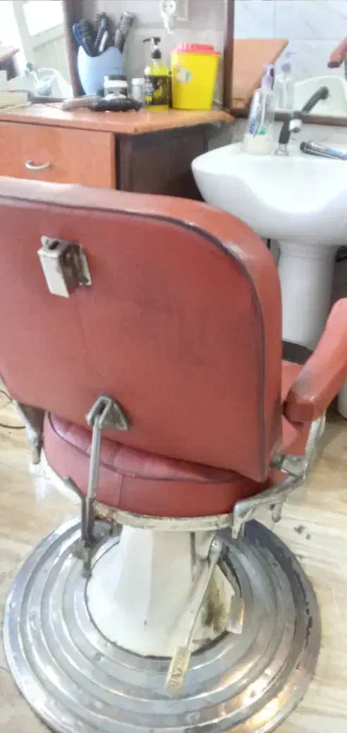 دو عدد صندلی آرایشگاه مردانه|آرایشگاه و سالنهای زیبایی|صوفیان, |دیوار