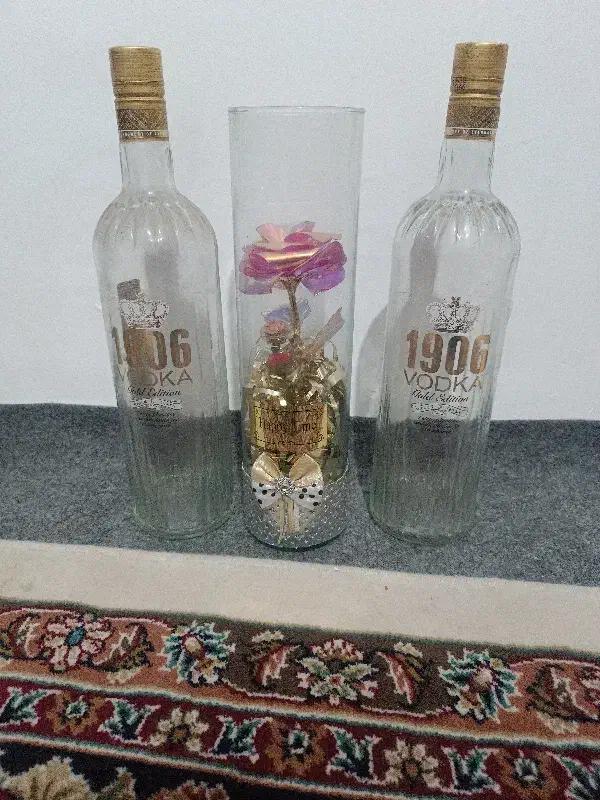 دو عدد بطری شیشهای با یک گل مصنوعی|گل مصنوعی|مینودشت, |دیوار