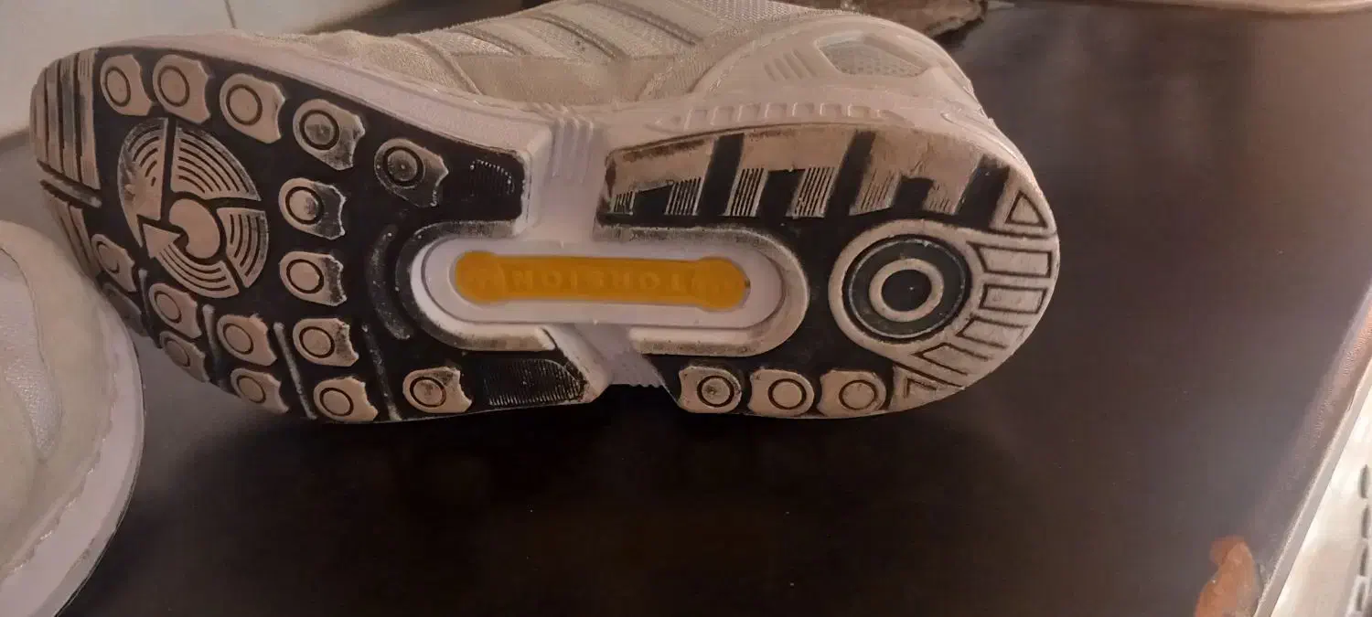 کتانی آدیداس|کیف، کفش، کمربند|میانه, |دیوار