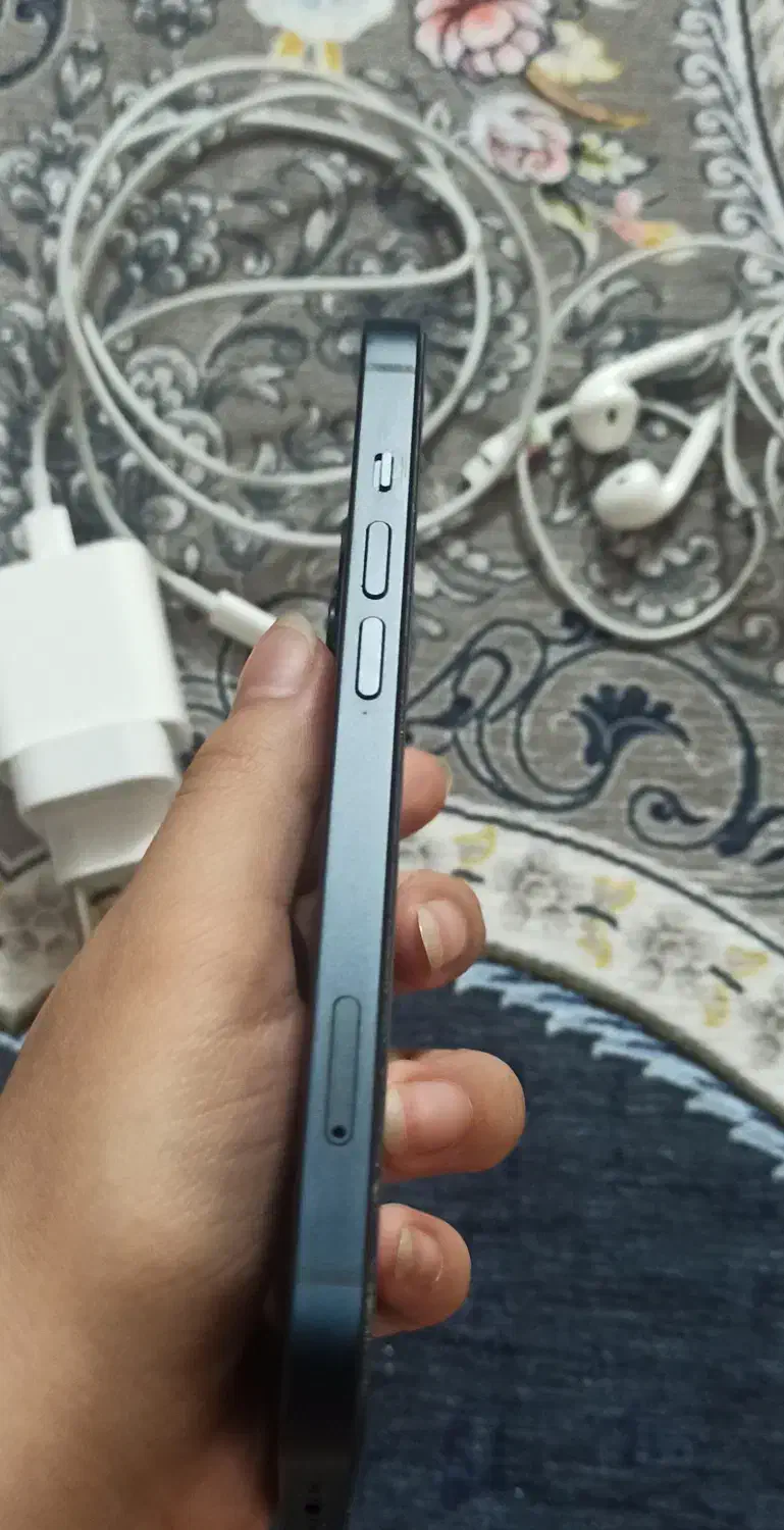 گوشی آیفون 13 با هندزفری و شارژر ، درحد نو بدون خش|موبایل|قم, شاه سید علی|دیوار