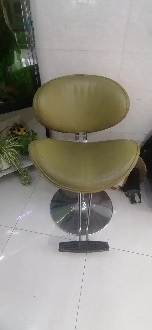 چند عدد صندلی آرایشگاه|آرایشگاه و سالن‌های زیبایی|شیراز, آزادگان|دیوار