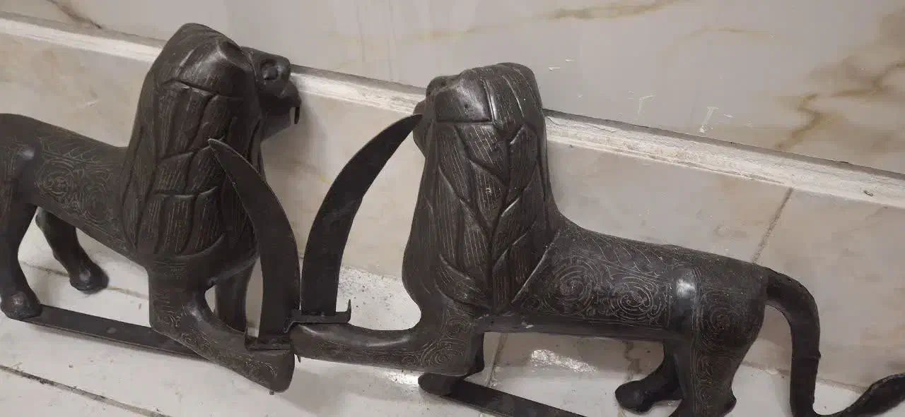 شیر علامت نقره کوب. گوزن|کلکسیون اشیاء عتیقه|کاشان, امیرکبیر|دیوار