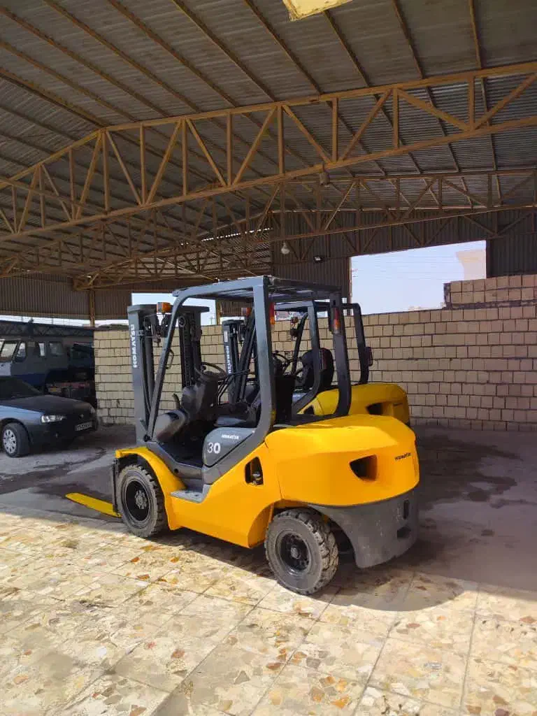 لاستیک سنگی کوماتسو سه تن لیفتراک استثنایی|خودرو سنگین|کرج, فاز ۴ مهرشهر|دیوار