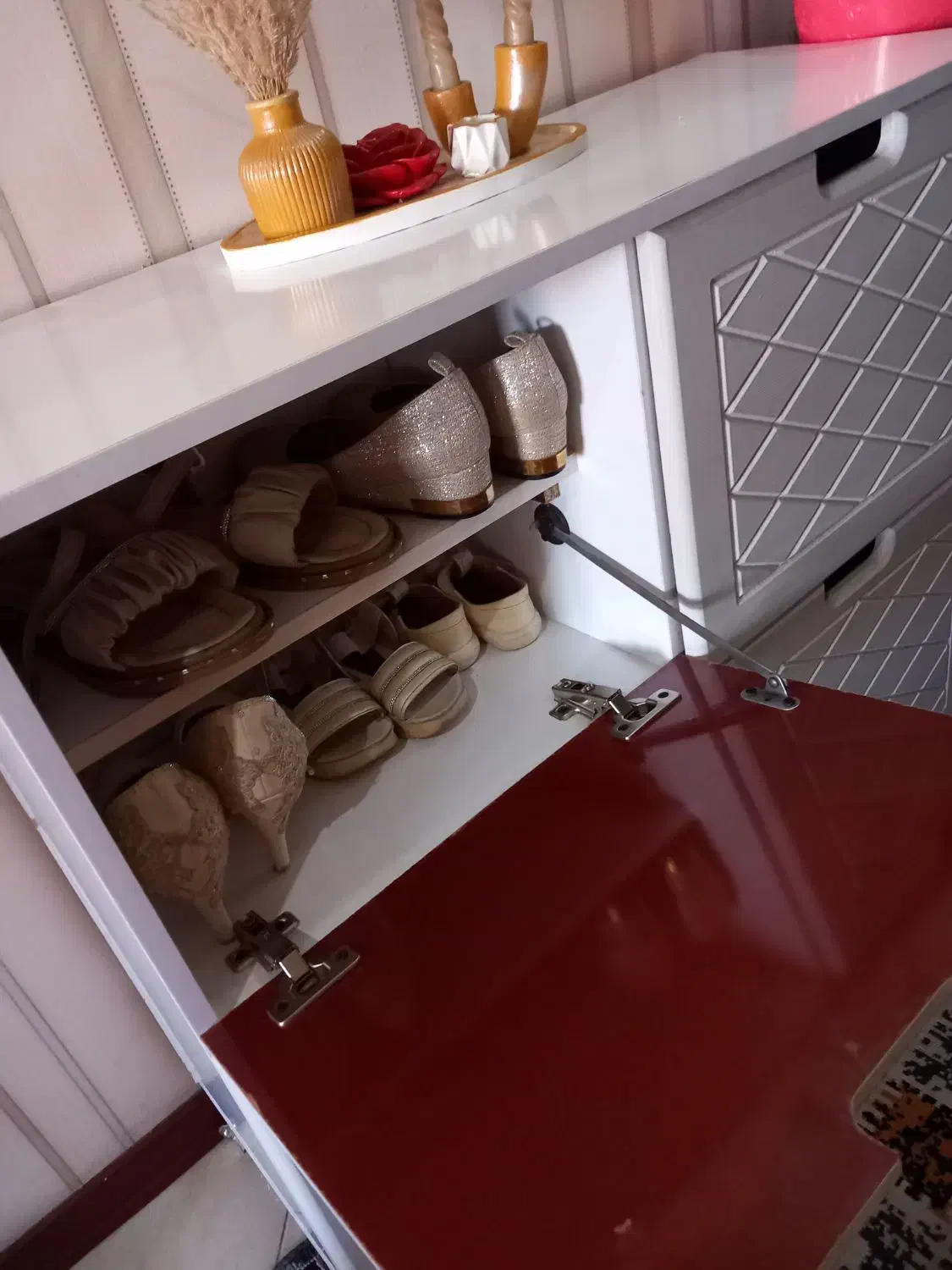 جاکفشی|جاکفشی، کمد، دراور|گلبهار, شهر جدید گلبهار|دیوار