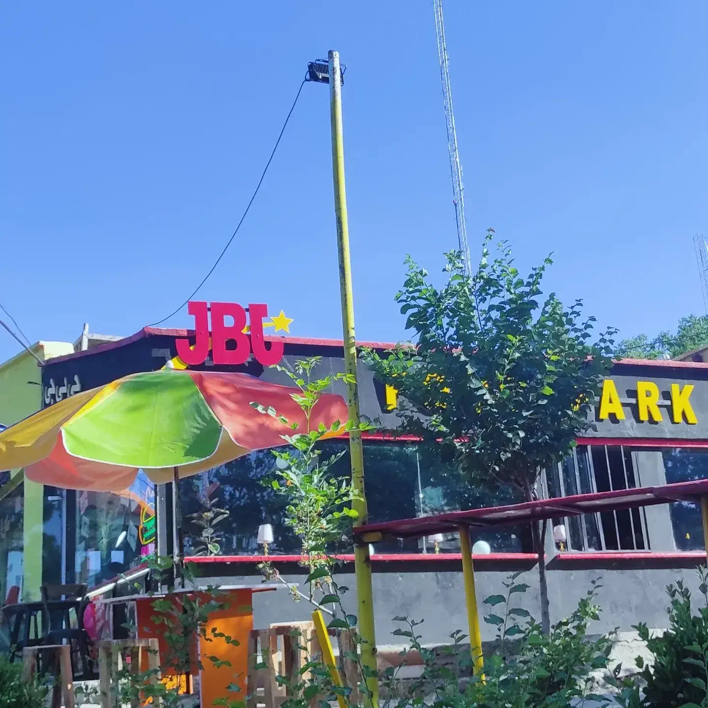 به یک دستیار و همکار آقا و خانم در کافه نیازمندیم.|استخدام خدمات فروشگاه و رستوران|ارومیه, |دیوار