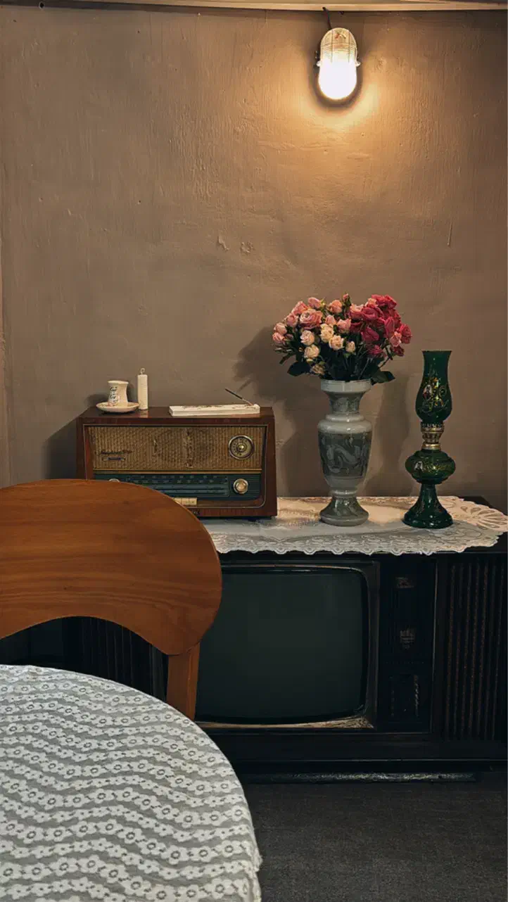 تلویزیون چوبی قدیمی انتیک|کلکسیون اشیاء عتیقه|رشت, انصاری|دیوار