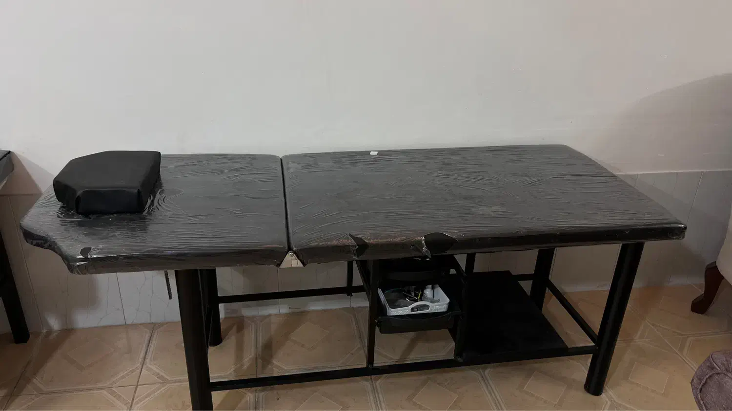 تخت کار و صندلی|آرایشگاه و سالن‌های زیبایی|جهرم, |دیوار