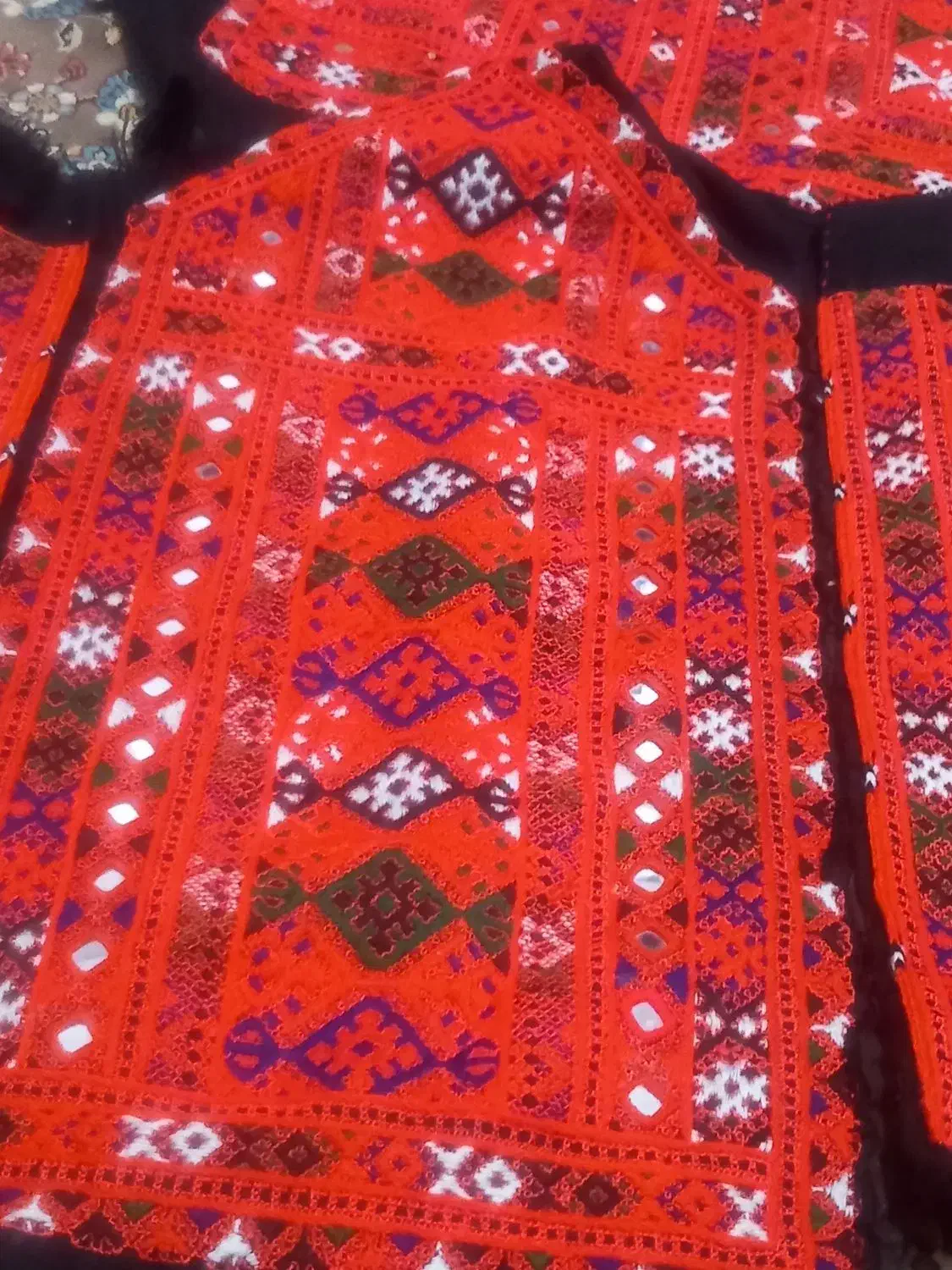 زی و آستین  چرخ ودست آیینه دار|لباس|هامون, |دیوار