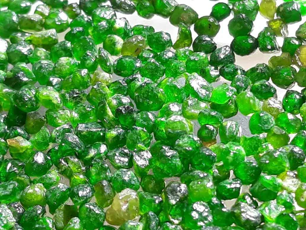 سنگ گارنت سرخ و سبز|جواهرات|قم, امامزاده ابراهیم|دیوار