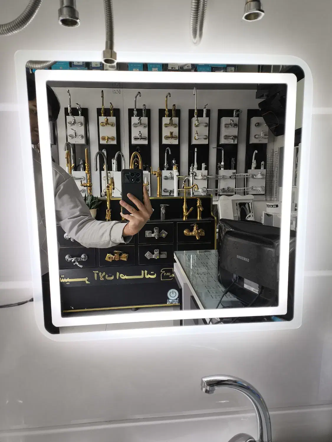 آینه بک لایت|آینه|نیشابور, فرح بخش|دیوار