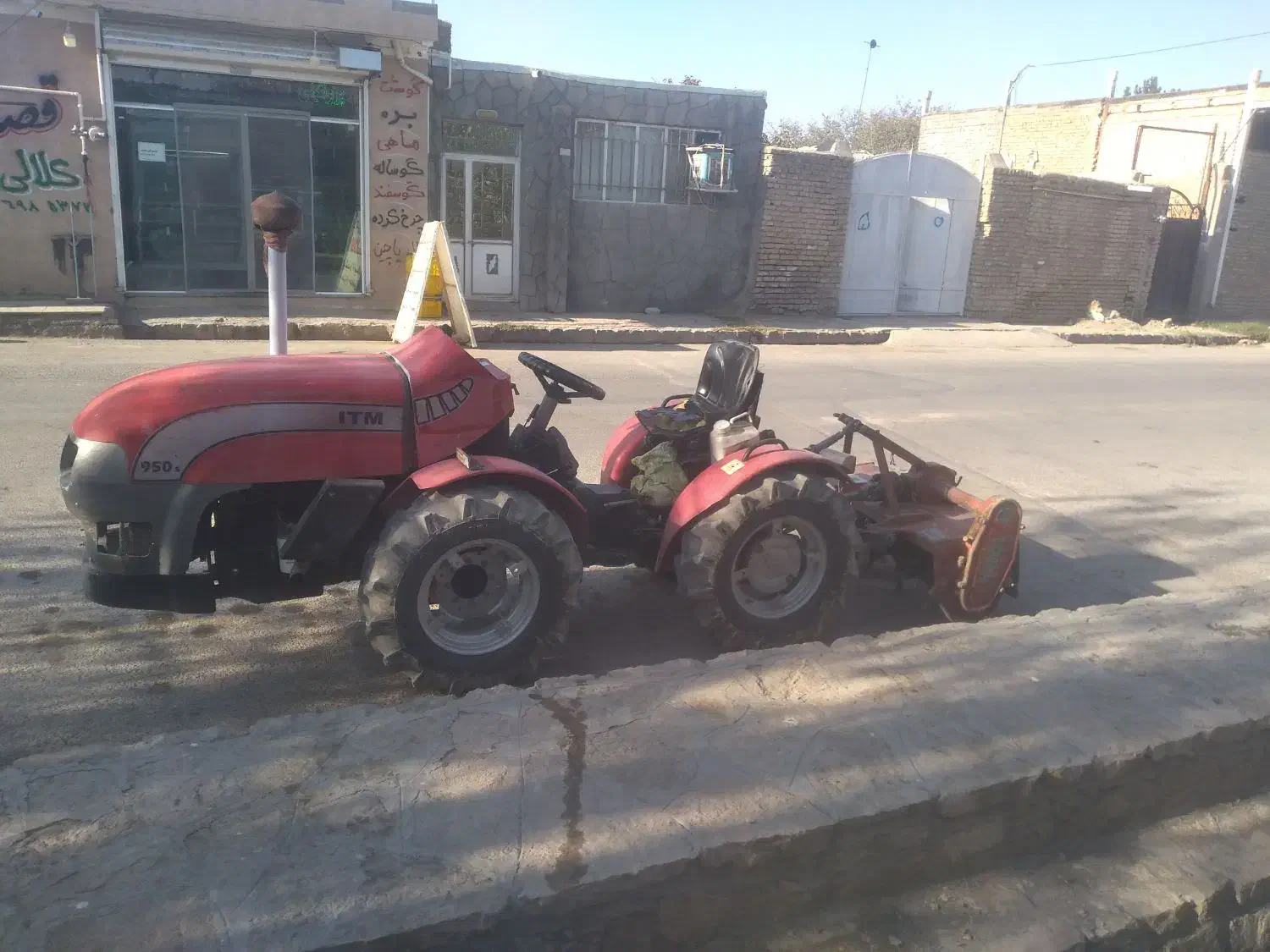 تراکتور کمر شکن|خودرو سنگین|گلمکان, |دیوار