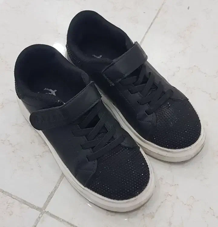 دو عدد کفش بچگانه کاملا سالم سایز ۳۵|کفش و لباس بچه|رشت, استقامت ۱|دیوار