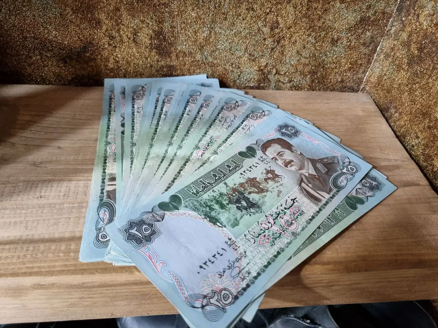 اسکناس های قدیمی و در حد اک کشور عراق تصویر صدام|کلکسیون سکه، تمبر، اسکناس|آبادان, |دیوار