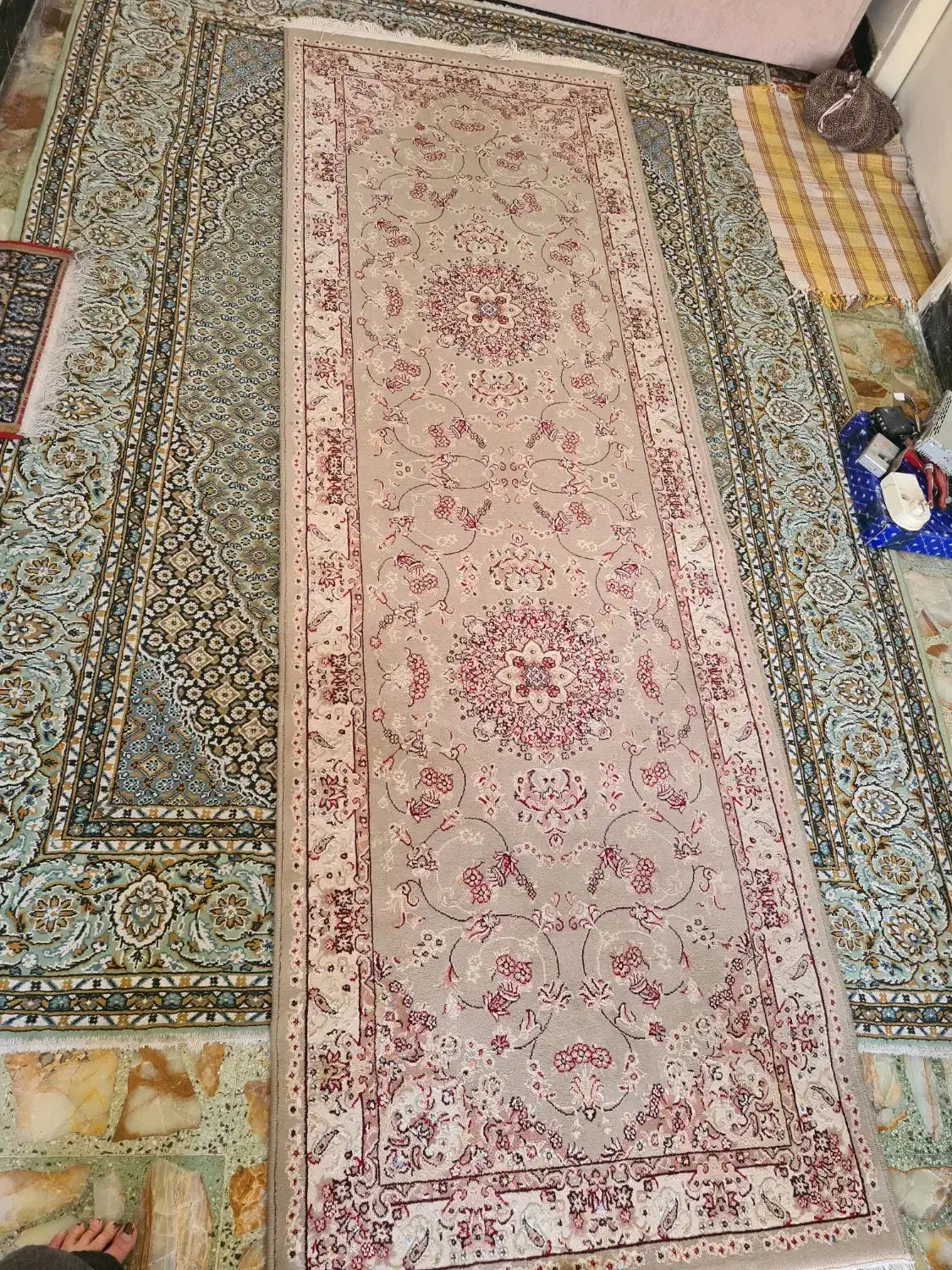 فرش کناره ماشینی در حد نو|فرش|شیراز, صاحب الزمان|دیوار