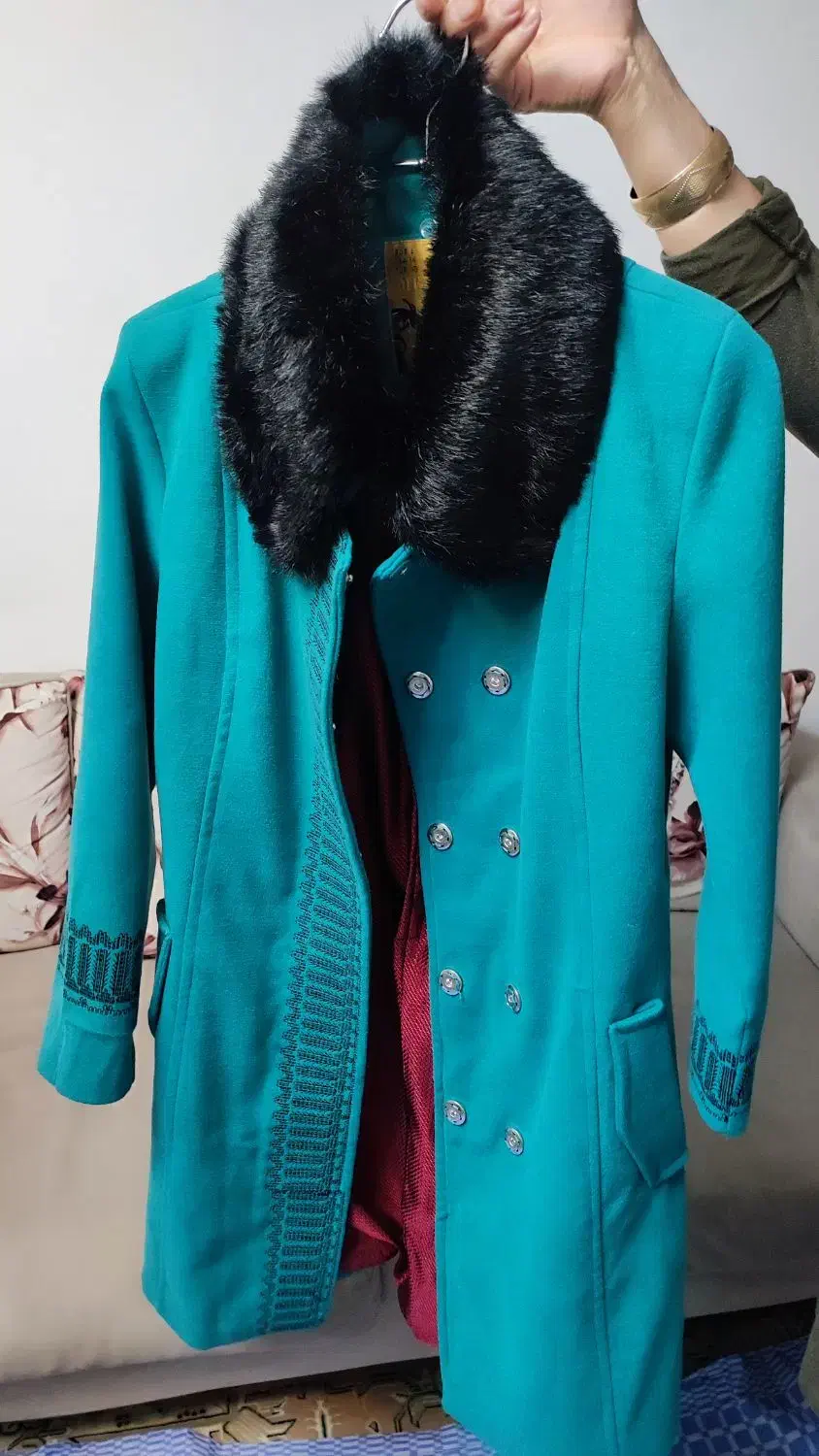 پالتوی رنگ سبز میایل به ابی|لباس|مراغه, |دیوار