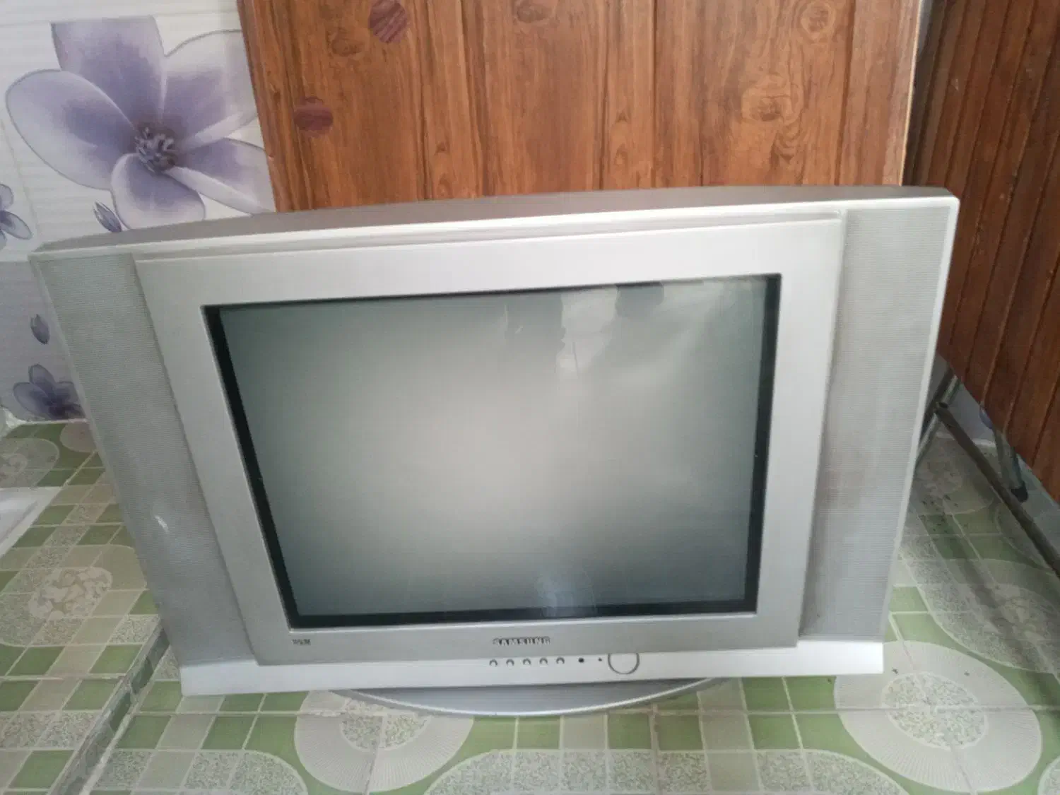تلویزیون ۲۱ اینچ کاملا سالم|تلویزیون و پروژکتور|چابکسر, |دیوار