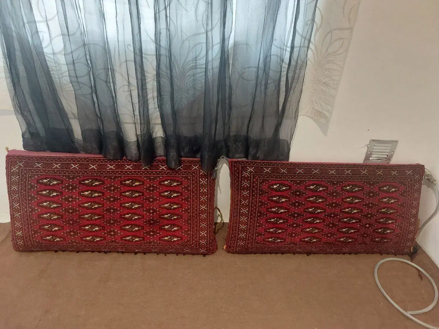 یک جفت پشتی دستباف در حد نو|پشتی|نور, |دیوار