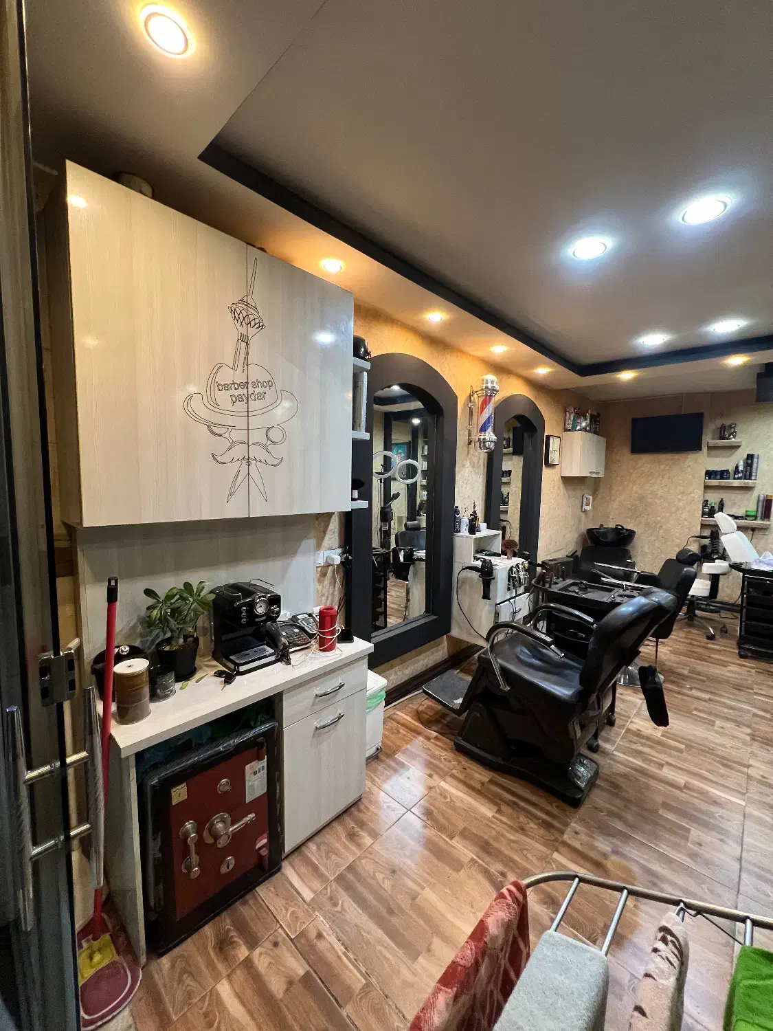 مغازه ۲۱متری راه پشته با دکور آرایشگاه|اجارهٔ مغازه و غرفه|لنگرود, |دیوار