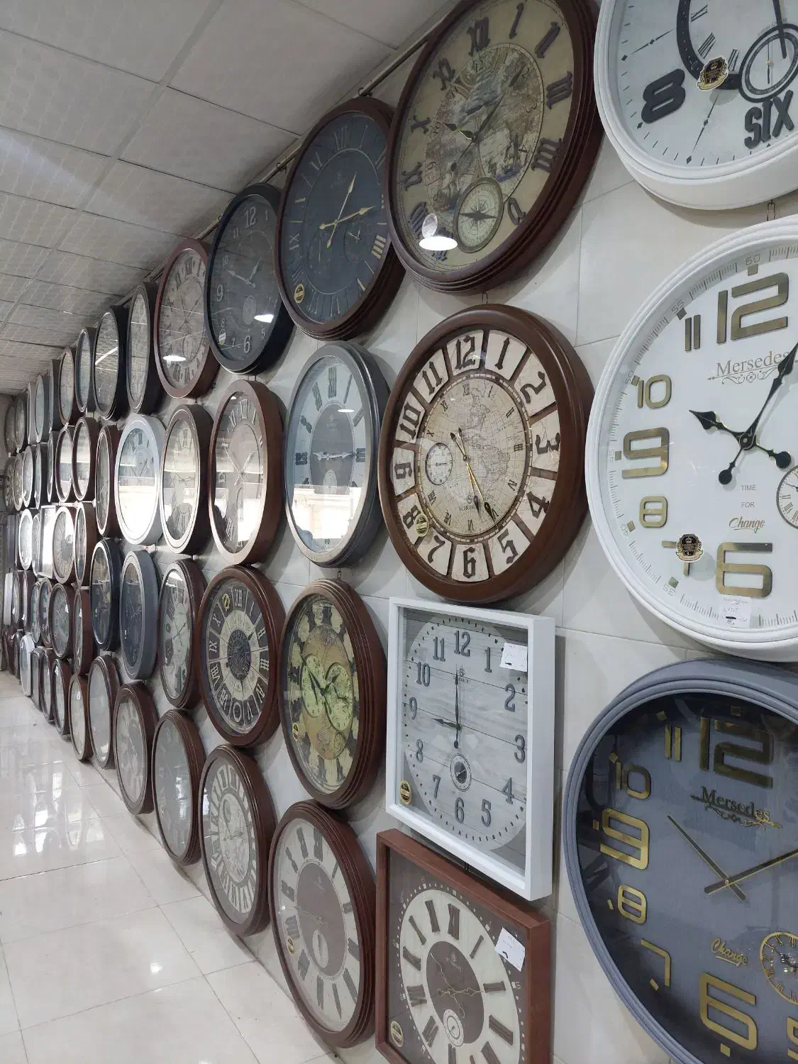 تمام برندهای بازار در ۳طبقه تنوع یکجا ببینید|ساعت دیواری و تزئینی|اصفهان, پوریای ولی|دیوار