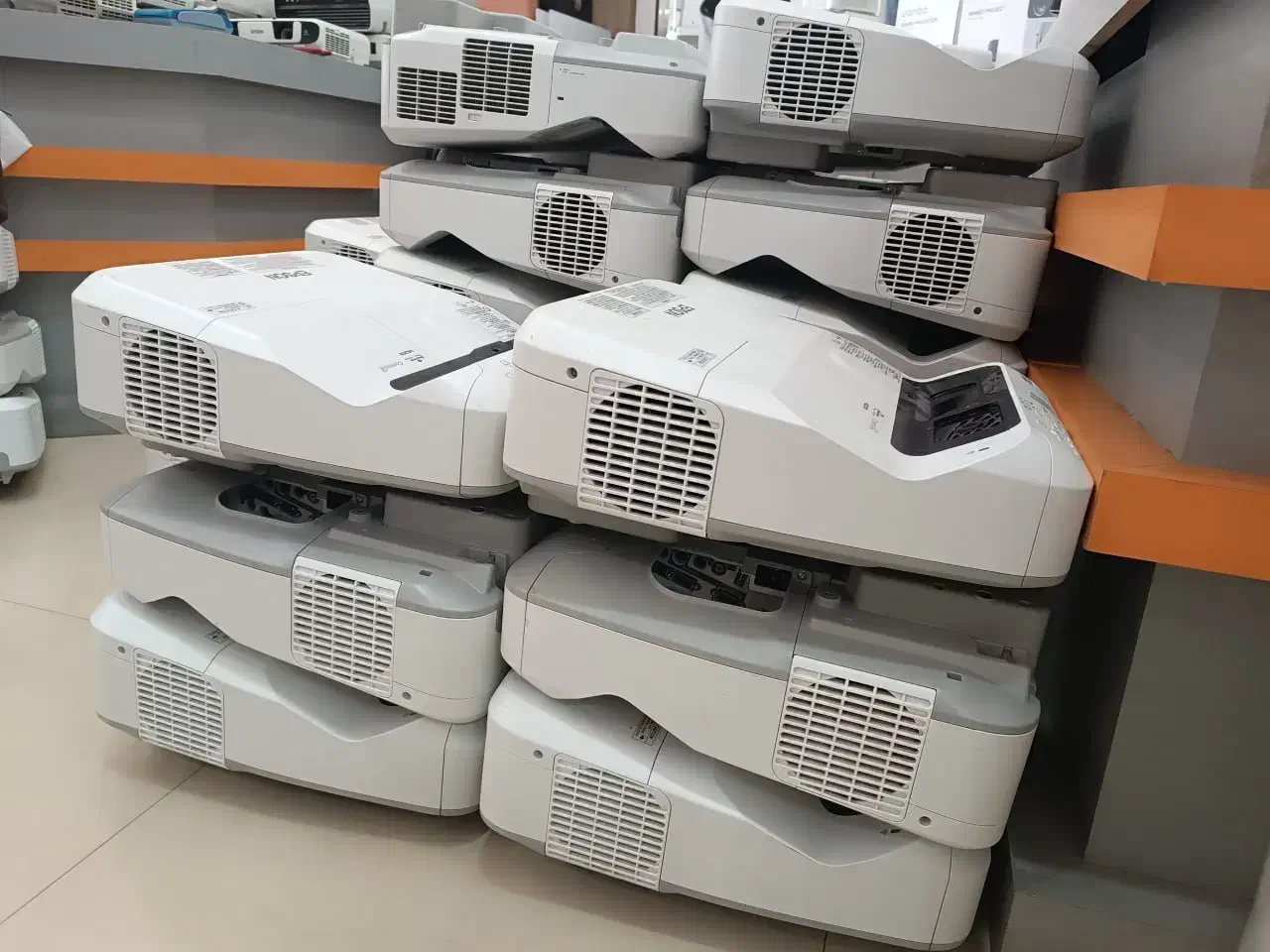 ویدئو پروژکتور برد نزدیک اپسون، ان ای سی و هیتاچی|تلویزیون و پروژکتور|مشهد, گوهرشاد|دیوار