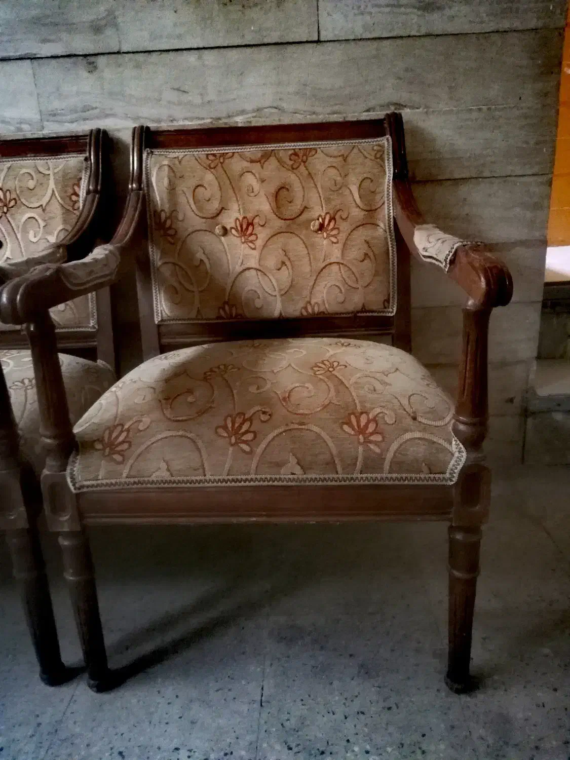 مبل نیم ست|مبلمان خانگی و میز عسلی|اصفهان, قلعه طبره|دیوار