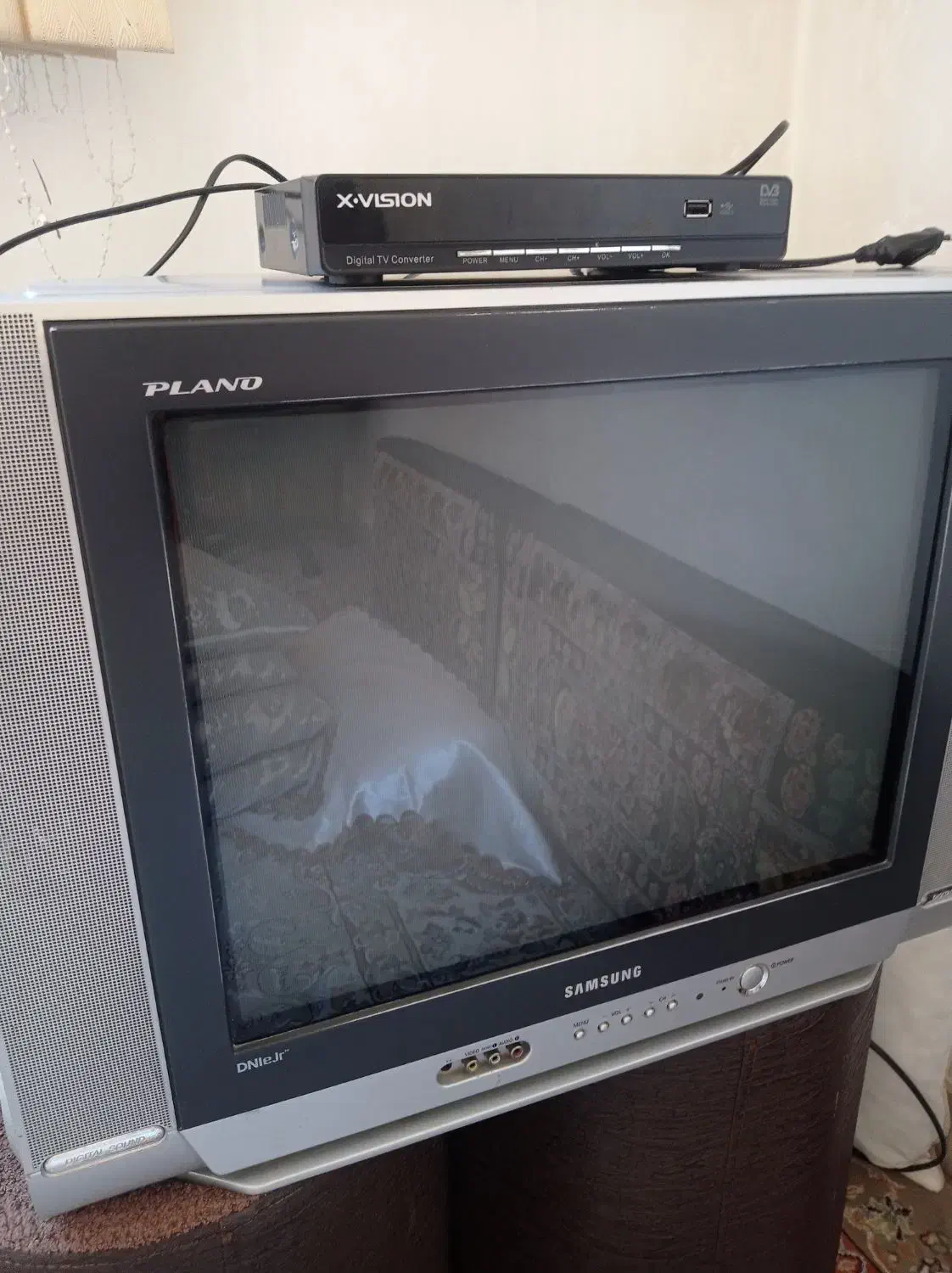 تلویزیون بیست یک همراه با دستگاه دیجیتالی|تلویزیون و پروژکتور|کرمانشاه, |دیوار