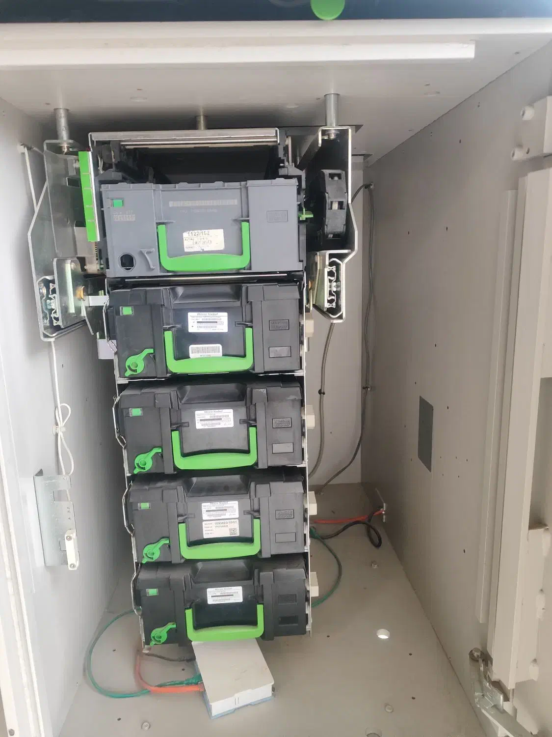 دستگاه خودپردازوینکور۲۱۰۰سالنیatm|فروشگاه و مغازه|شال, |دیوار