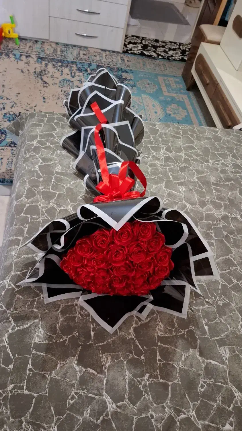 گل مصنوعی و طبیعی|گل مصنوعی|صحنه, |دیوار