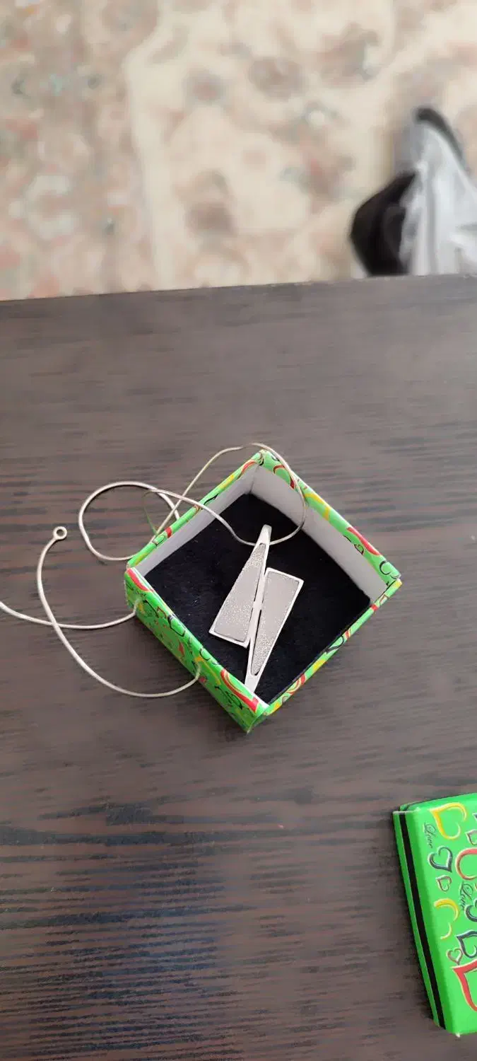 پلاک زنجیر طلا سفید بسیارشیک|جواهرات|اصفهان, برازنده|دیوار