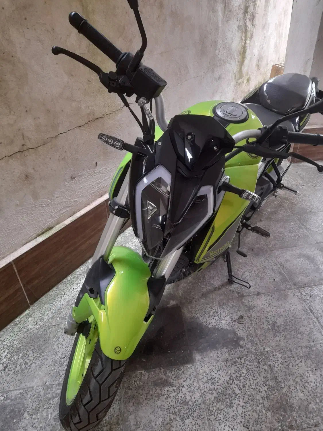 بنلی ۱۸۰ مدل ۴۰۲ خشک|موتورسیکلت|رشت, نامجو|دیوار