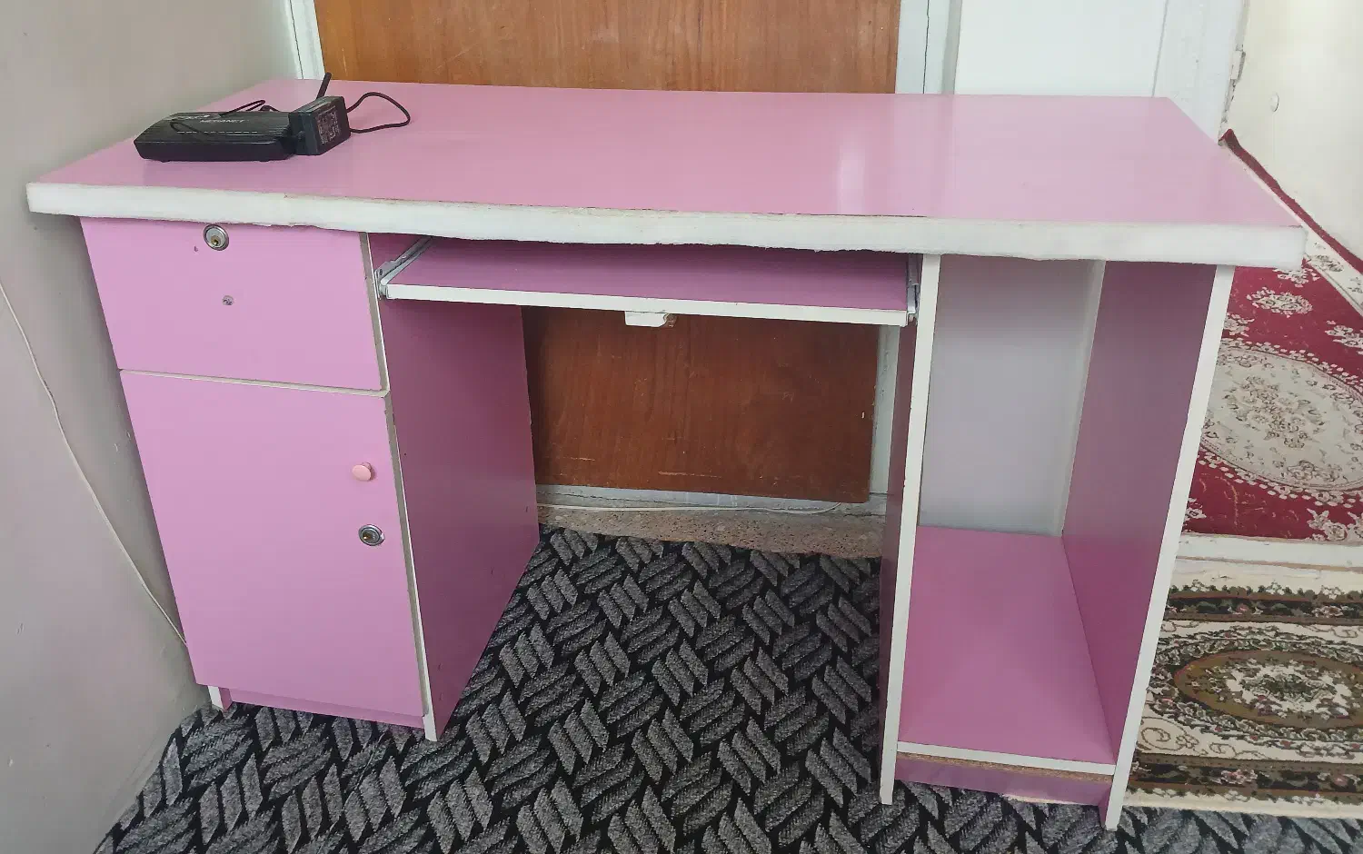 میز کامپیوتر سالم و خوش رنگ|میز تحریر و کامپیوتر|اردبیل, |دیوار