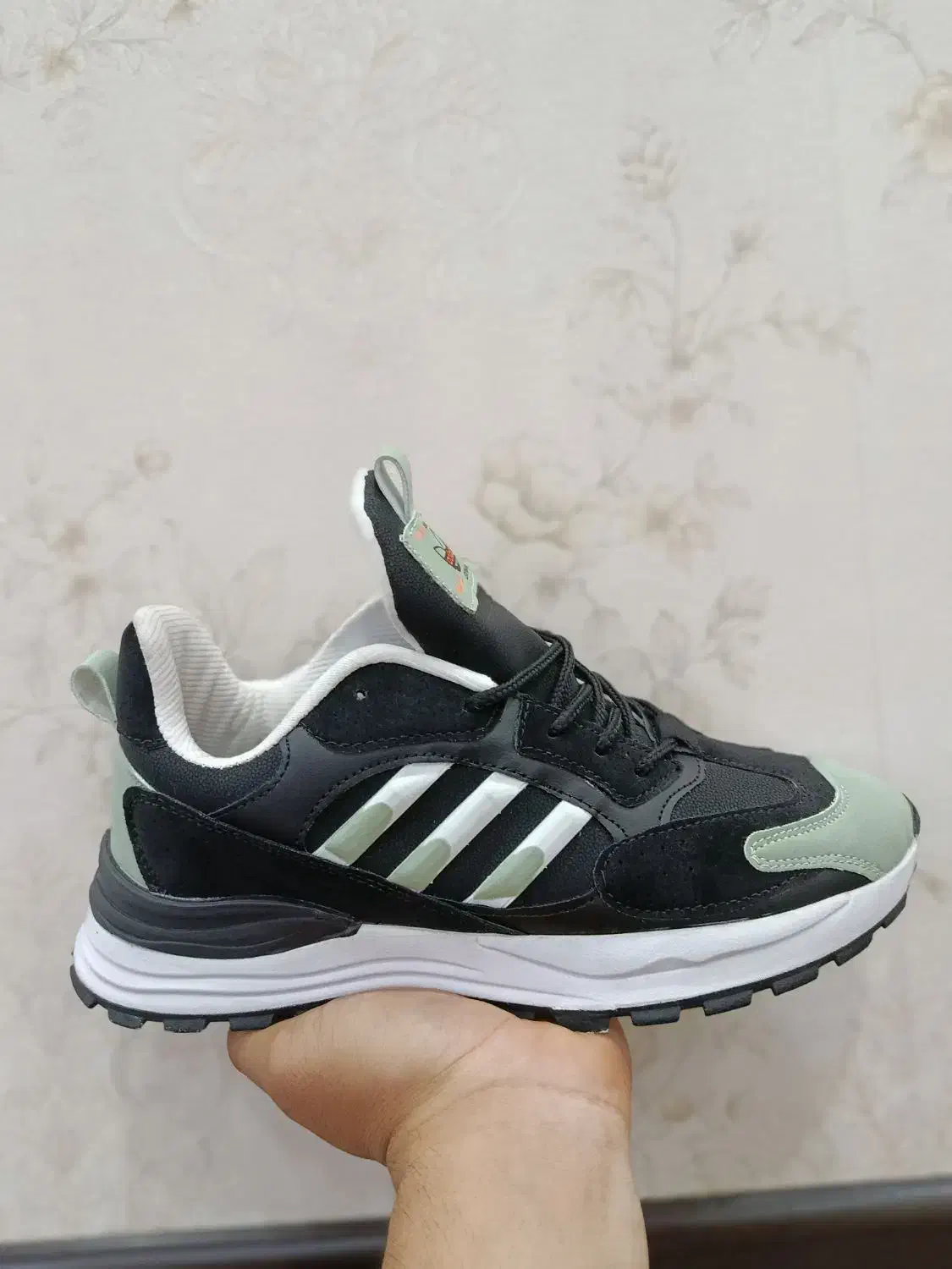 کتونی|کیف، کفش، کمربند|دورود, |دیوار