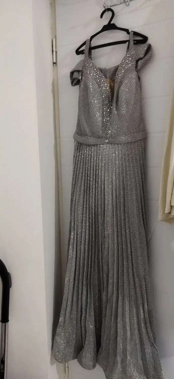 تعدای لباس در حد نو|لباس|گل تپه, |دیوار