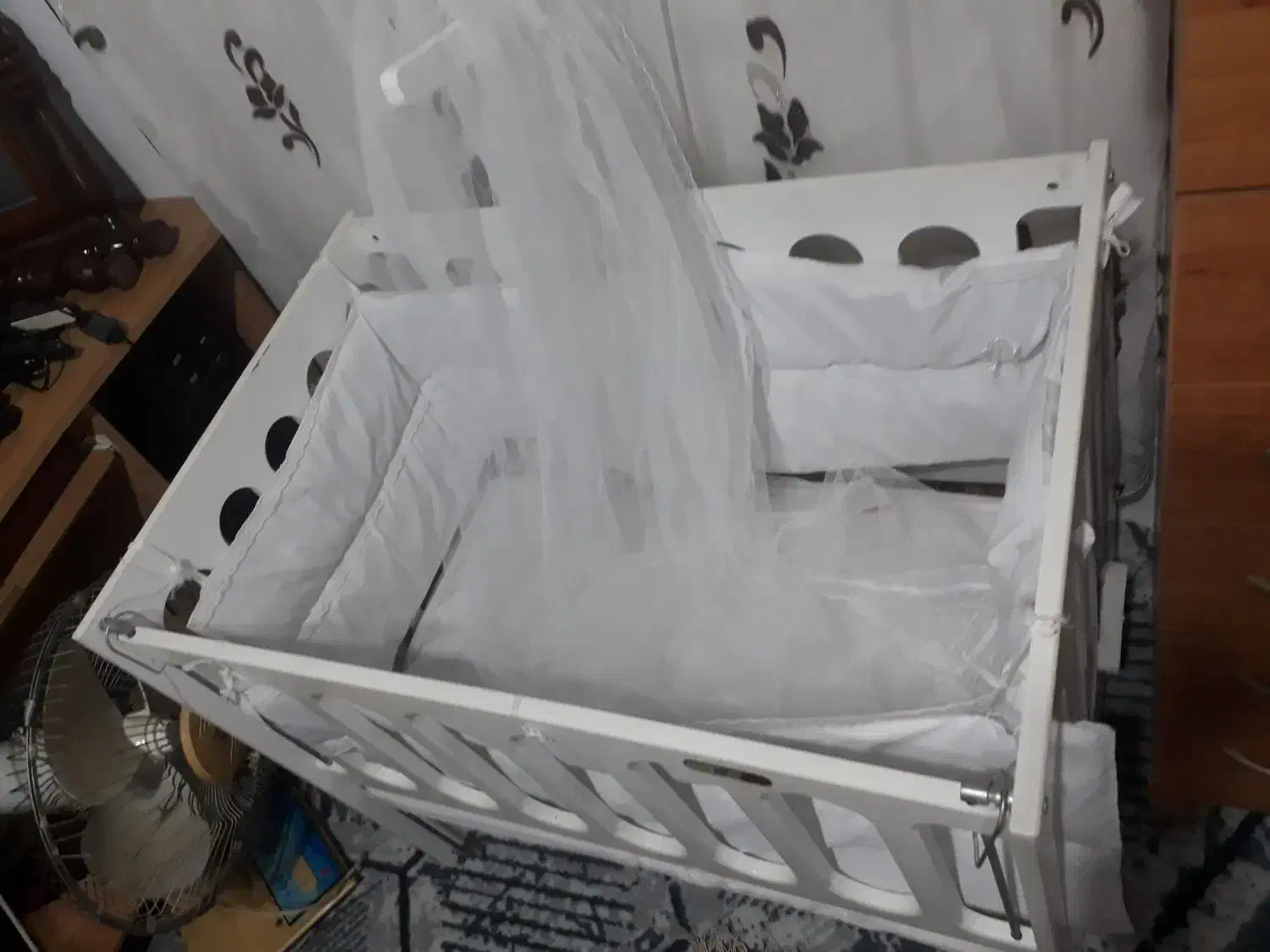 تخت نوزاد کنار مادر|تخت و صندلی بچه|رشت, معلم|دیوار