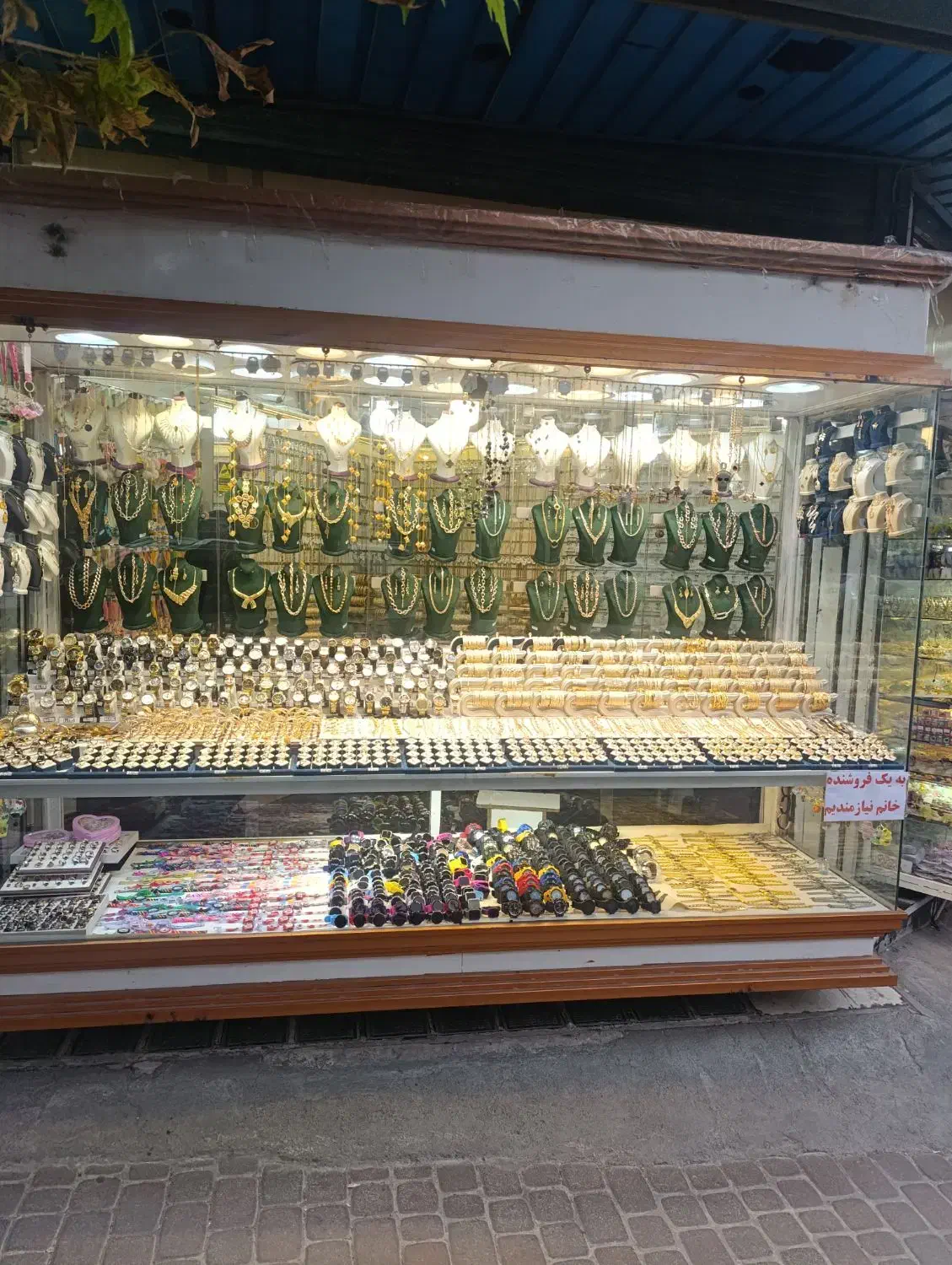 به یک فروشنده خانم نیازمندیم|استخدام بازاریابی و فروش|اردبیل, |دیوار