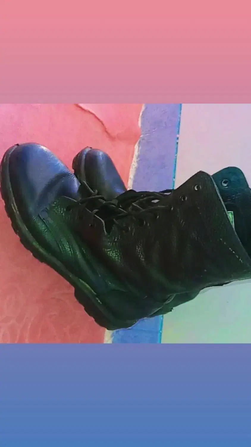 پوتین چرم شماره ۳۲|کیف، کفش، کمربند|شیراز, پادگان نیروی هوایی بعثت|دیوار