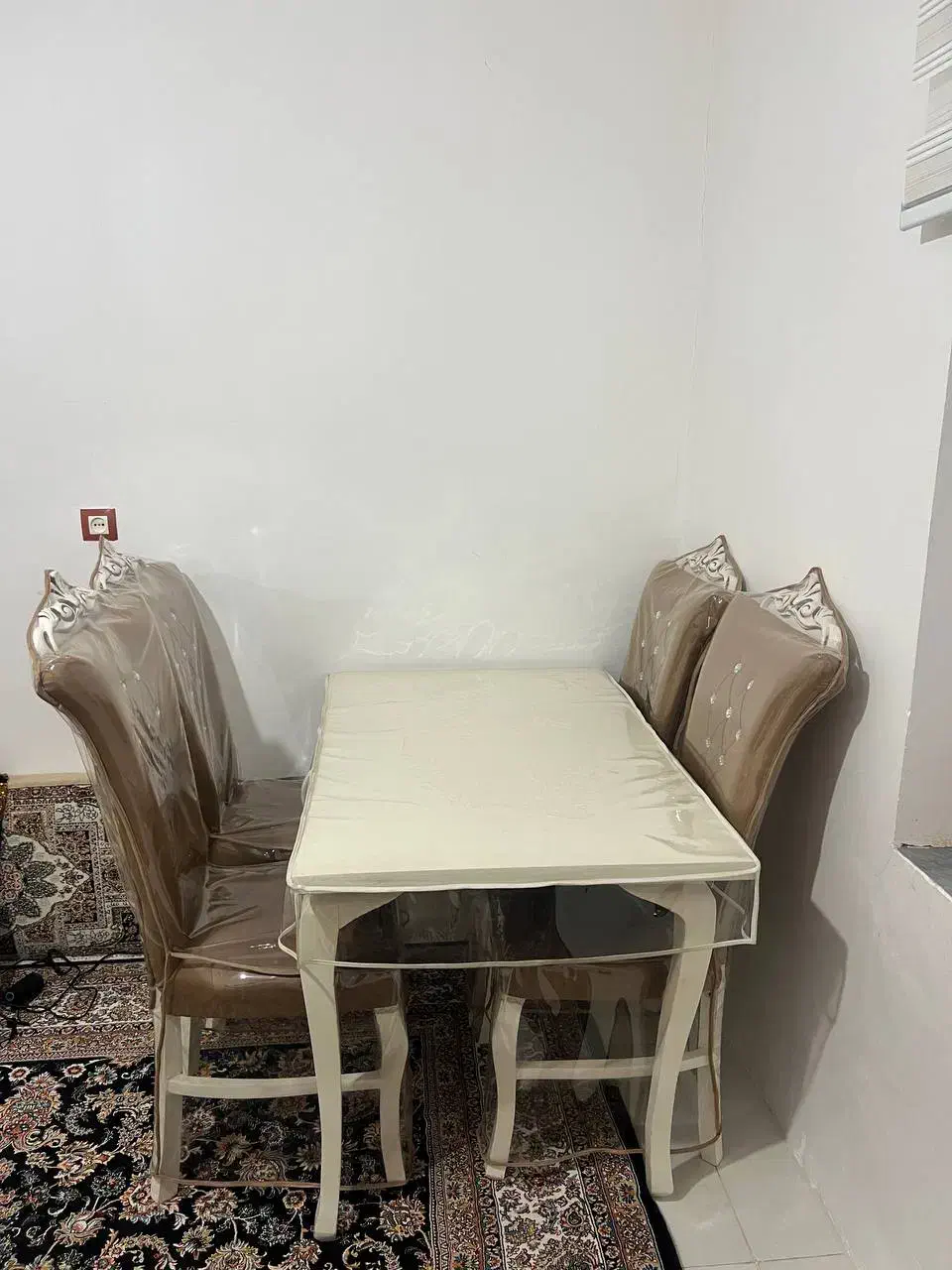 سرویس نهار خوری 4 نفره|میز و صندلی غذاخوری|گوآور, |دیوار