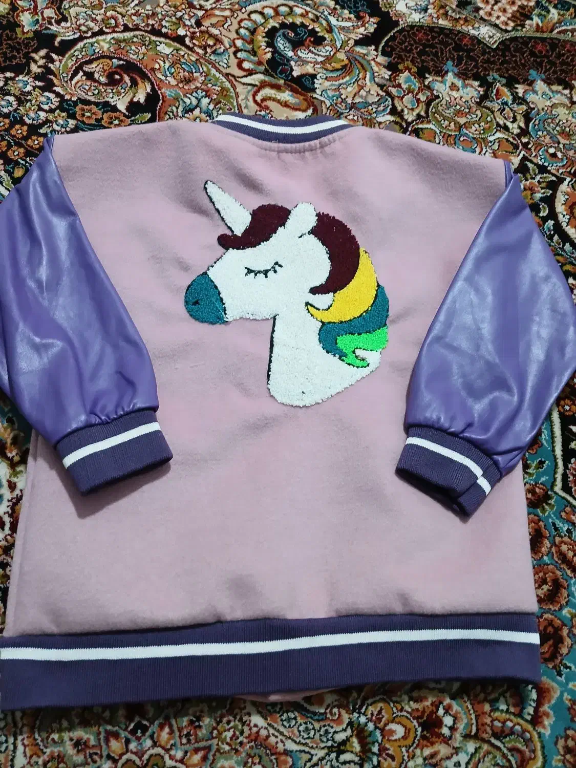 ژاکت|لباس|رباطکریم, شترخوار|دیوار