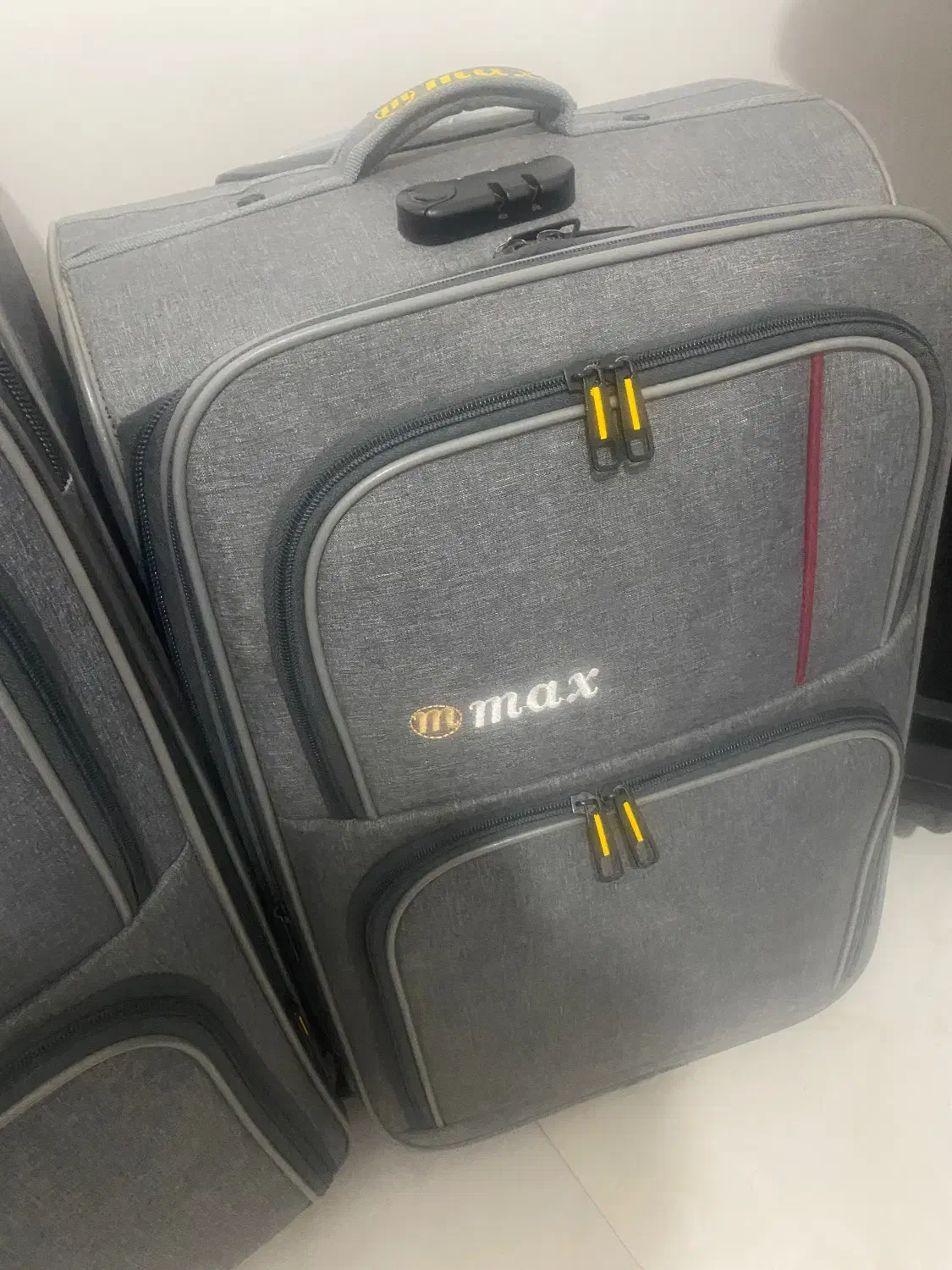 چمدان|کیف، کفش، کمربند|مشهد, خواجه ربیع|دیوار