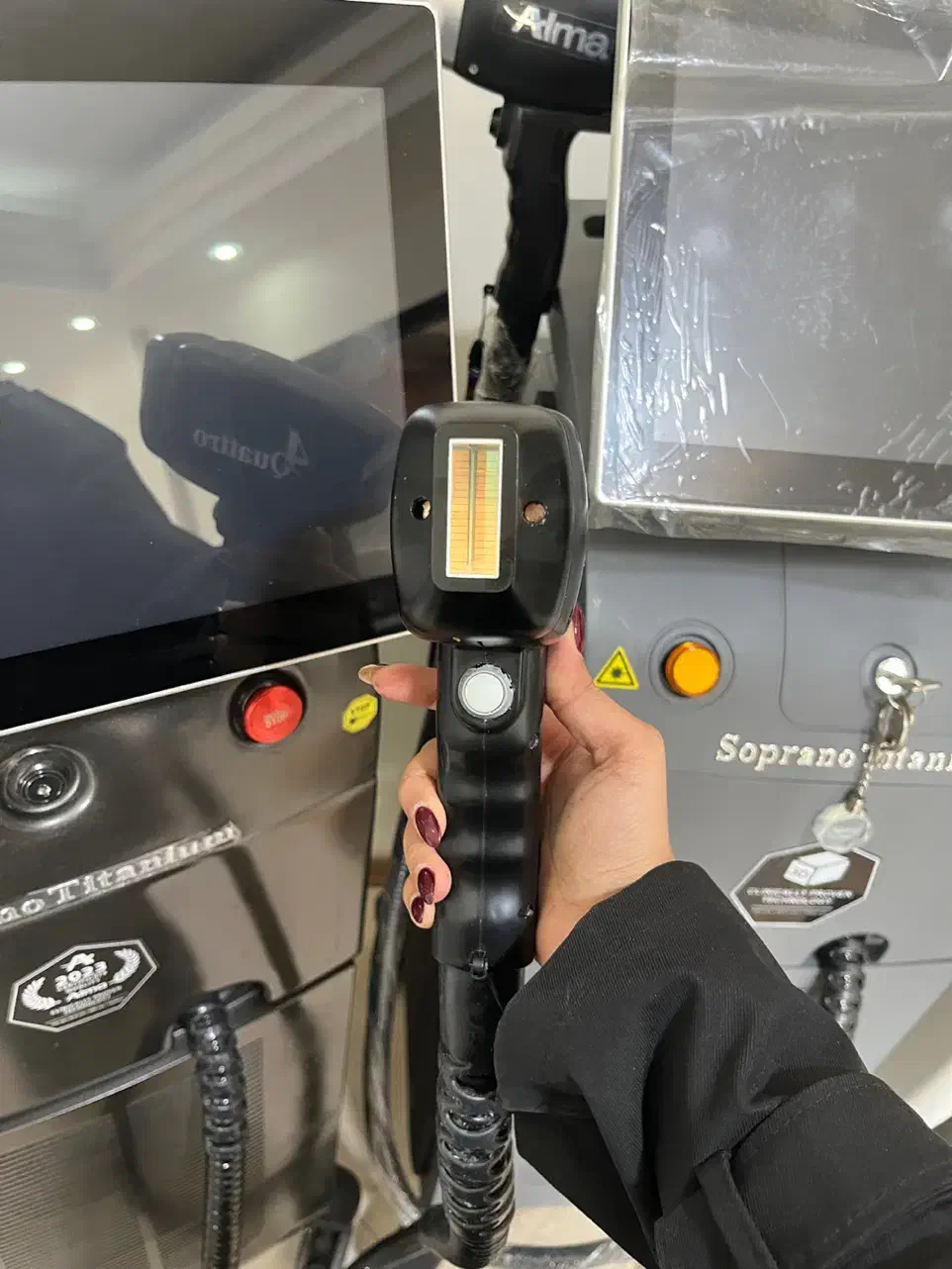 لیزر تیتانیوم ۱۶۰۰ وات کار کرده|آرایشی، بهداشتی، درمانی|تهران, میرداماد|دیوار