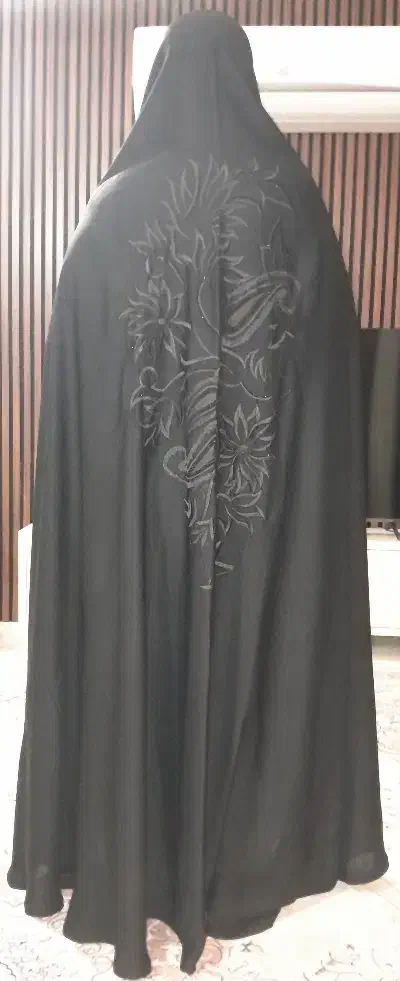 چادر مشکی|لباس|قم, منبع آب|دیوار