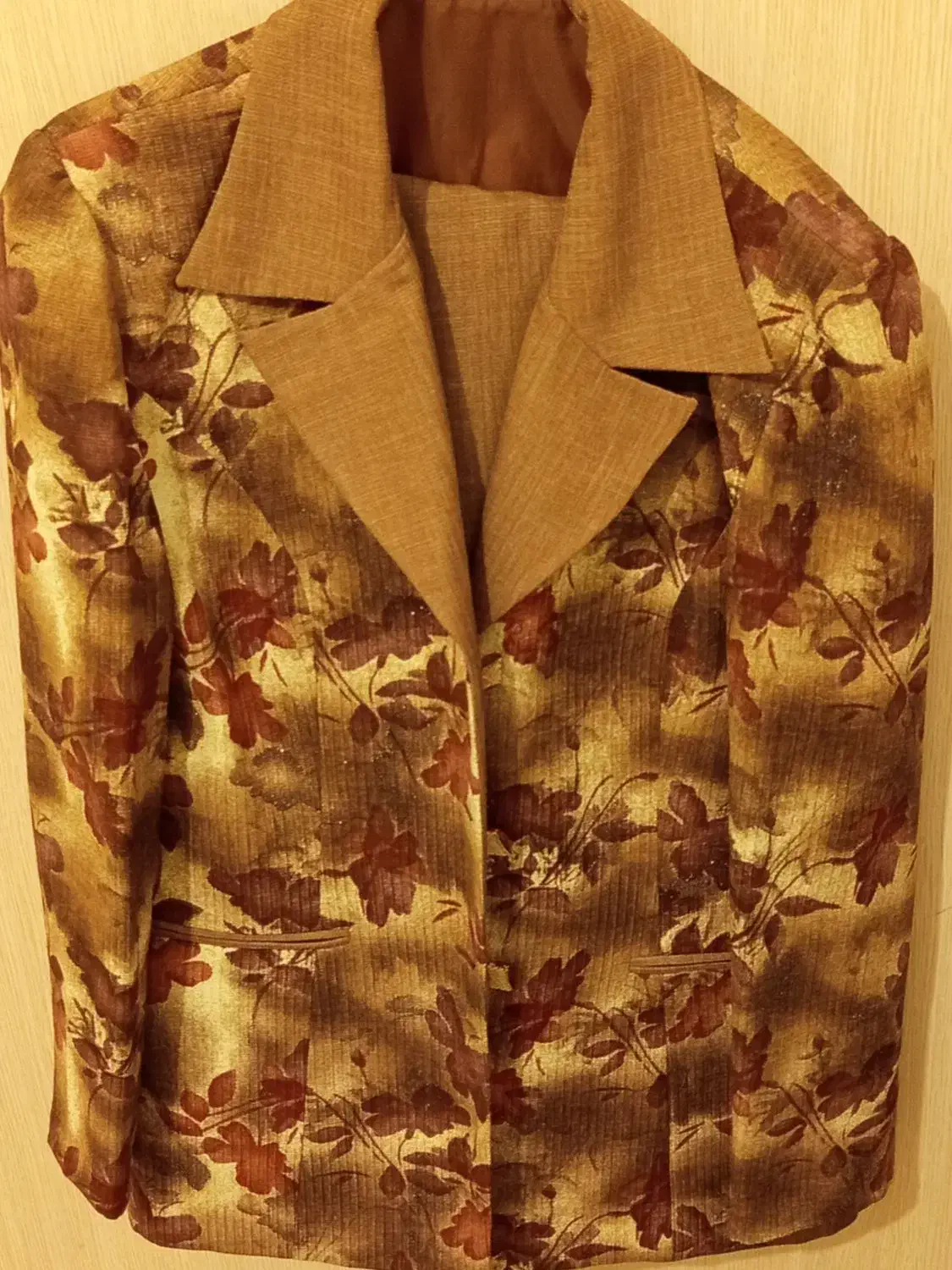 کت و دامن|لباس|شیراز, گویم|دیوار