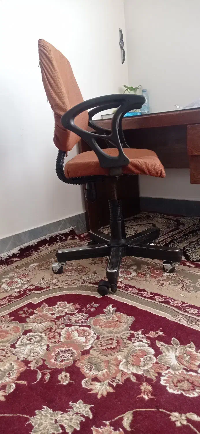 صندلی گردان وچرخ دار|صندلی و نیمکت|سمیرم, |دیوار