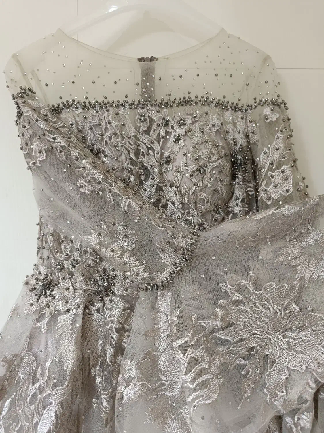 لباس مجلسی|لباس|تهران, قیام|دیوار