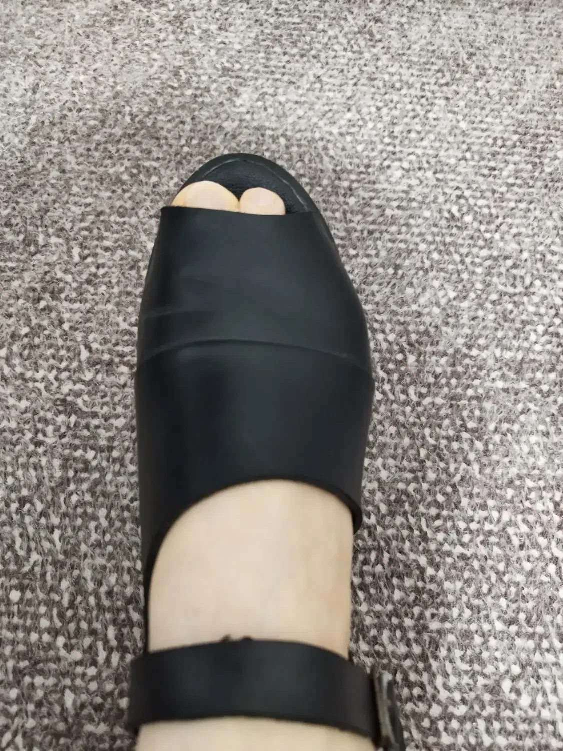 تعدادی کفش|کیف، کفش، کمربند|رشت, فلسطین|دیوار