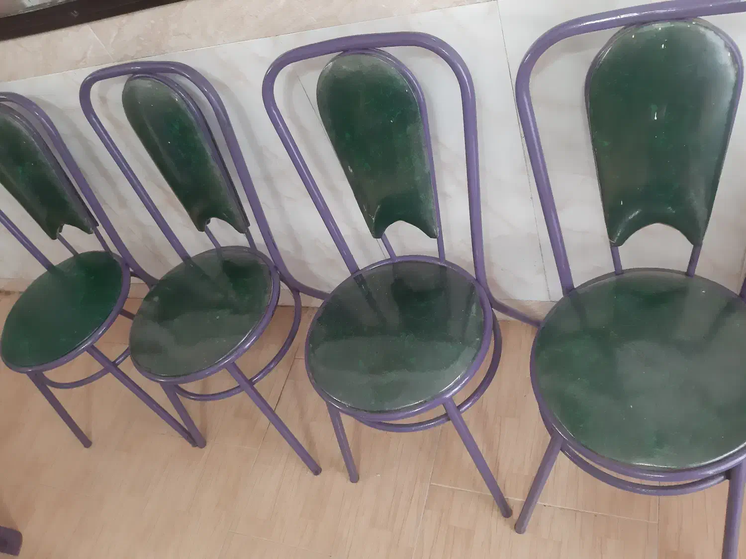 ۱۲عدد صندلی فلزی و پلاستیکی|صندلی و نیمکت|آستانه اشرفیه, |دیوار