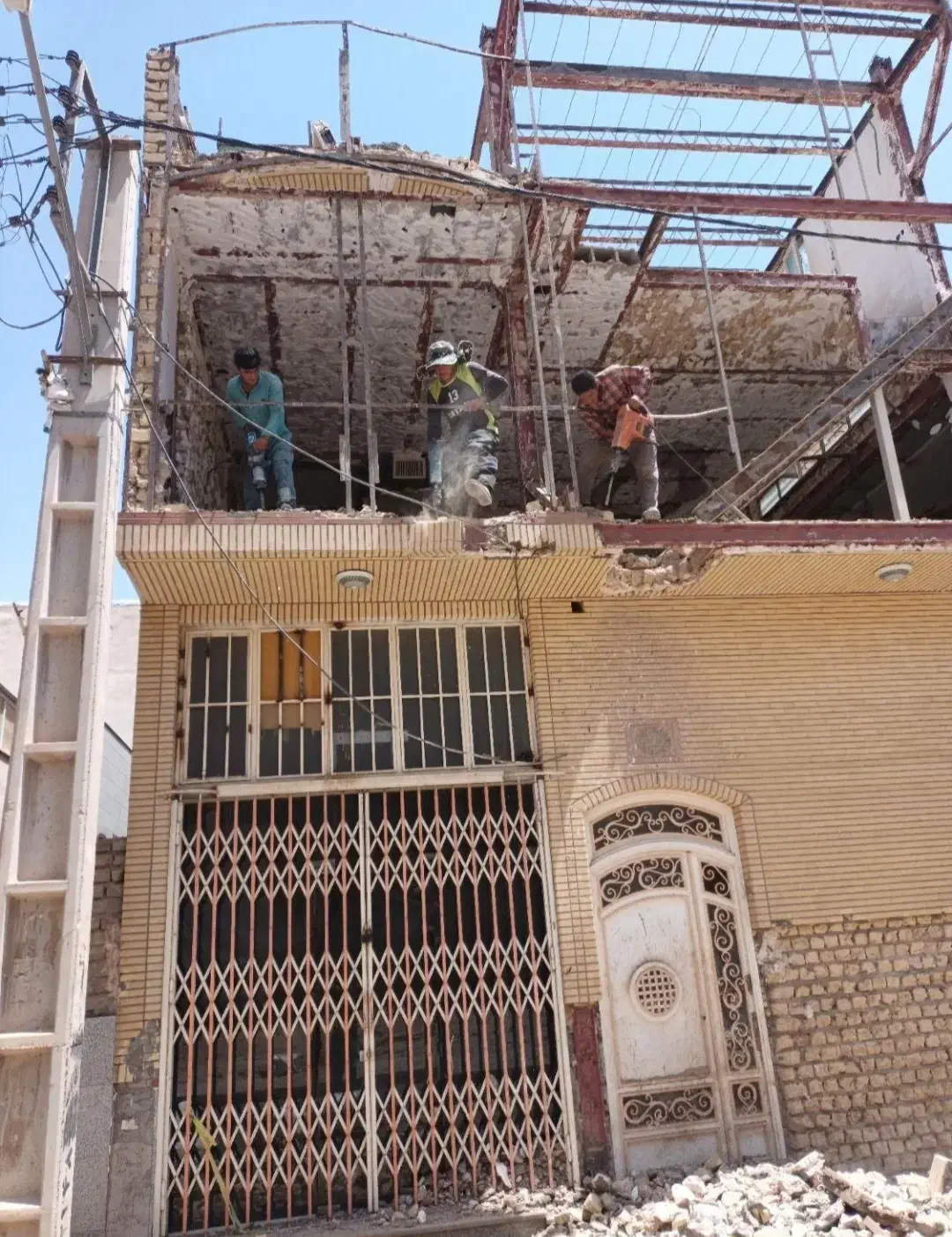 تخریب تخصصی ساختمان با ۳۵ سال تجربه|خدمات پیشه و مهارت|کاشان, زیارتی|دیوار