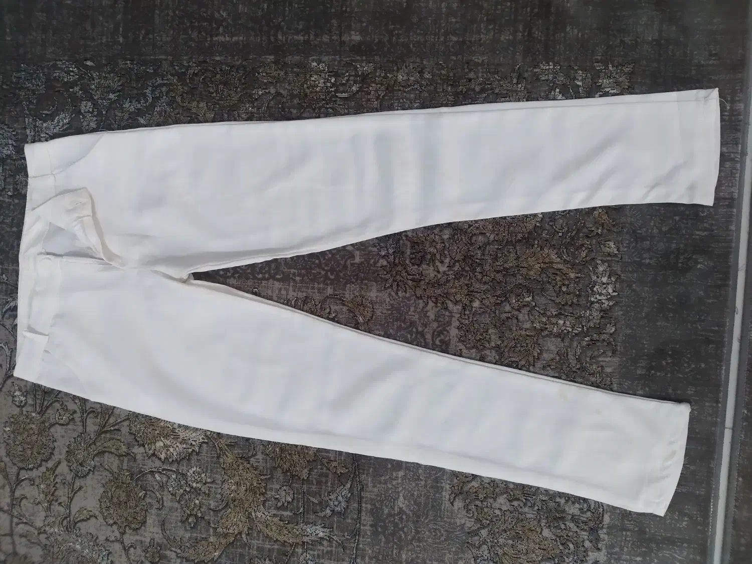 شلوارسفید|لباس|رباط‌کریم, نصیرشهر|دیوار