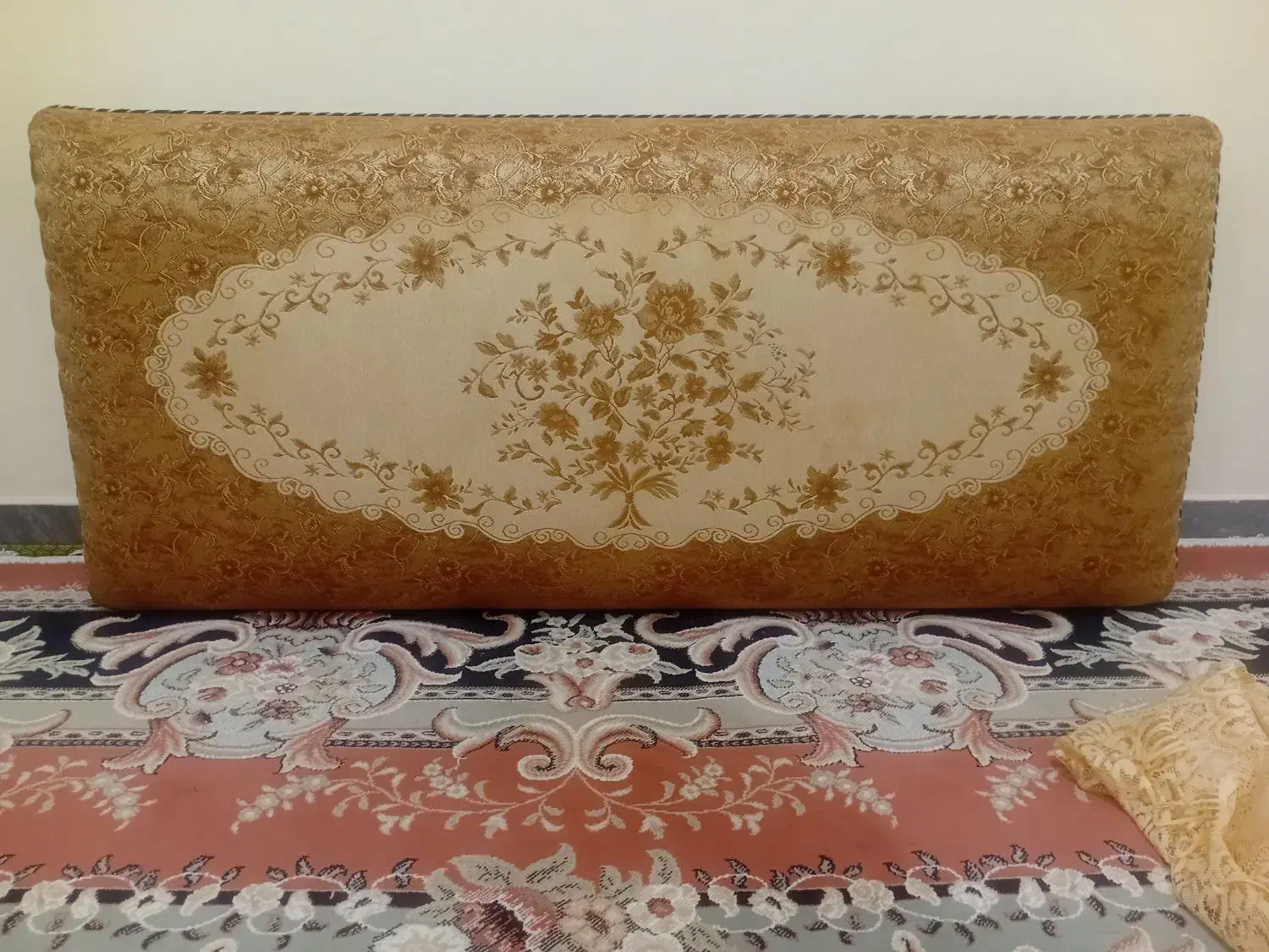 پشتی عالی وزیبا در حد نو|پشتی|ایوان, |دیوار